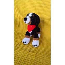 Selbstgehäkelter Berner Sennenhund mit rotem Halstuch – Amigurumi (ca. 28cm)