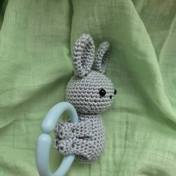 Selbstgehäkelte Hasen Babyrassel | Handgemacht aus Baumwolle