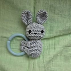 Selbstgehäkelte Hasen Babyrassel | Handgemacht aus Baumwolle